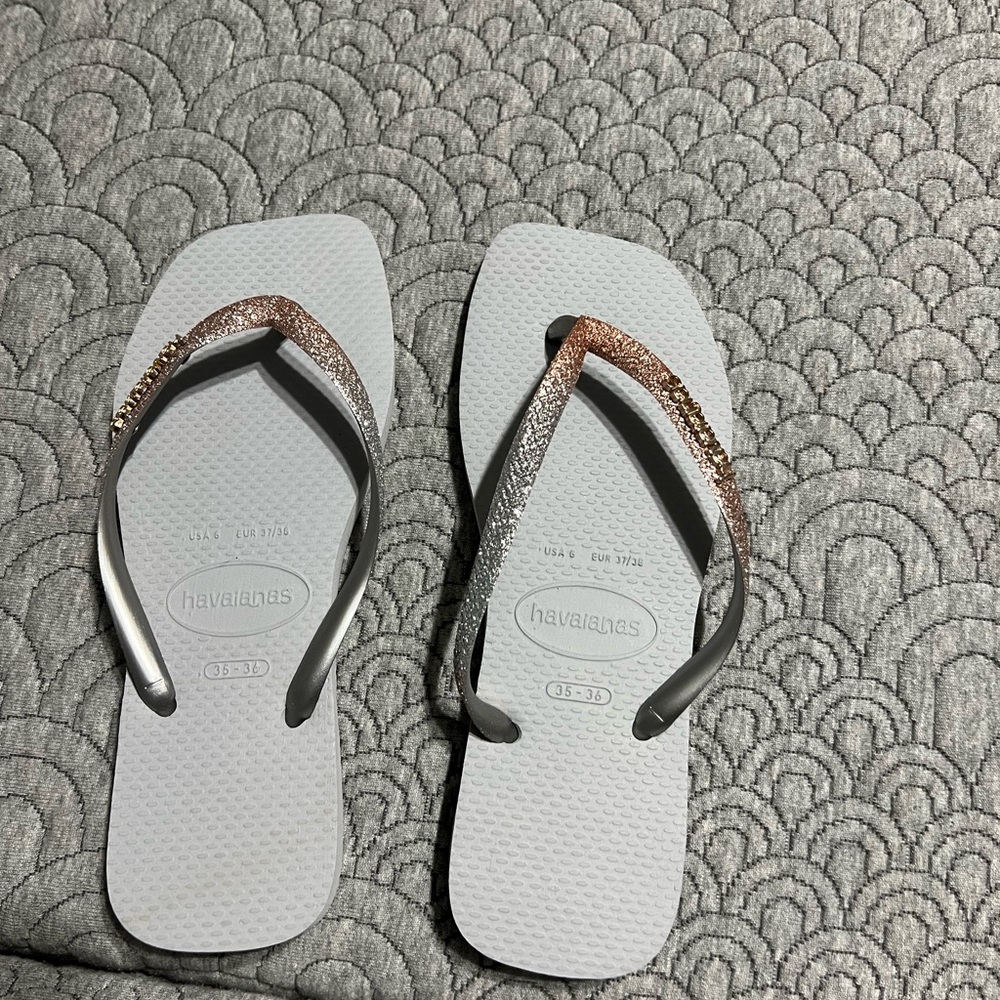 NEW Havaianas Women’s Gray Flip Flops with Rose Gold and Silver Glitter Straps - Picture 3 of 4